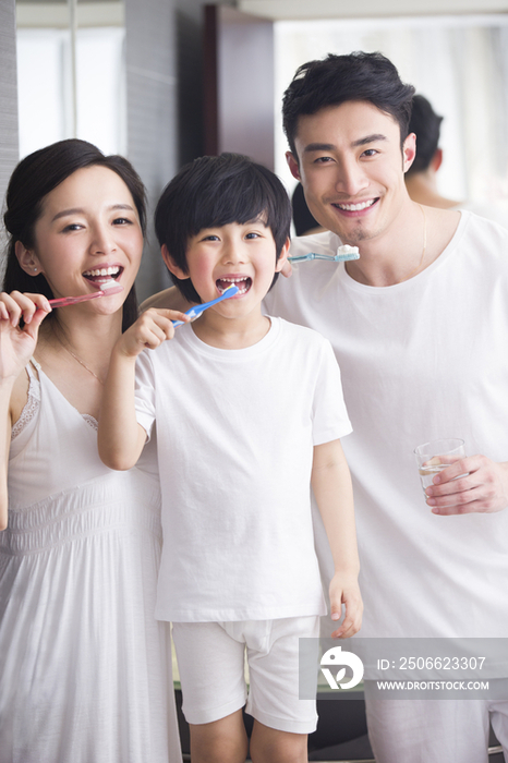 一家人刷牙