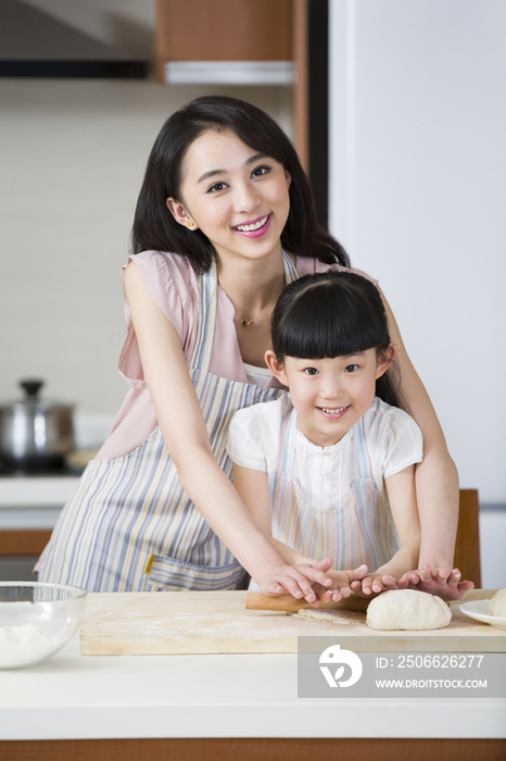 妈妈和女儿擀面皮