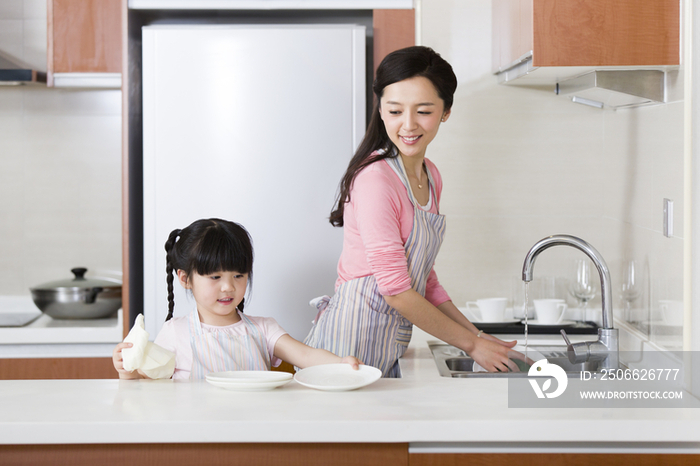 妈妈和女儿一起洗碗擦盘子