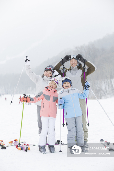 年轻家庭在滑雪场滑雪