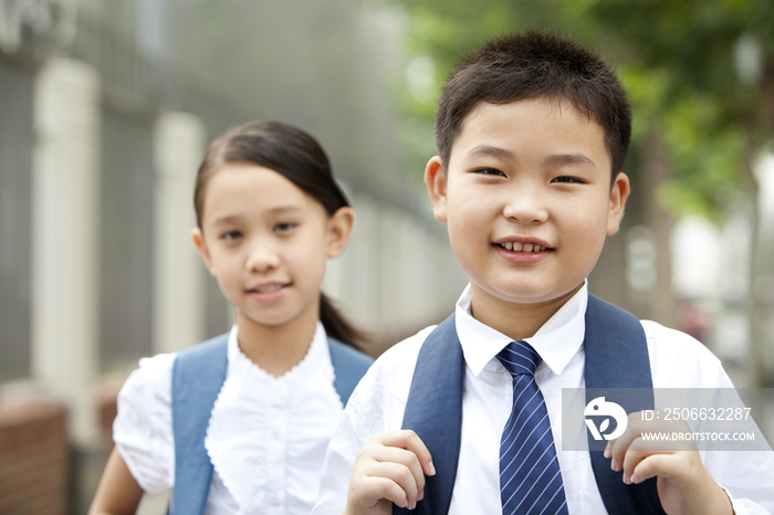 穿着校服的小学生在路上