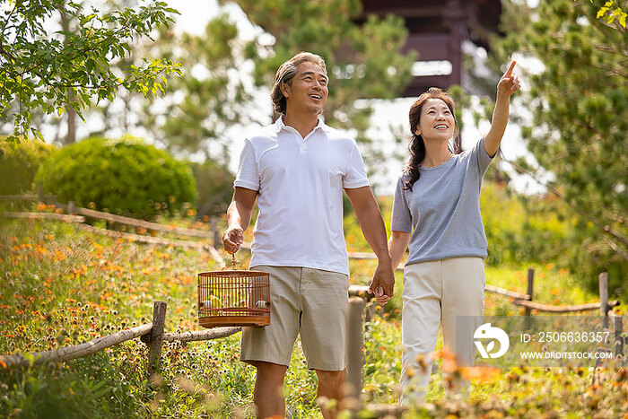 开心的中老年夫妇在公园散步