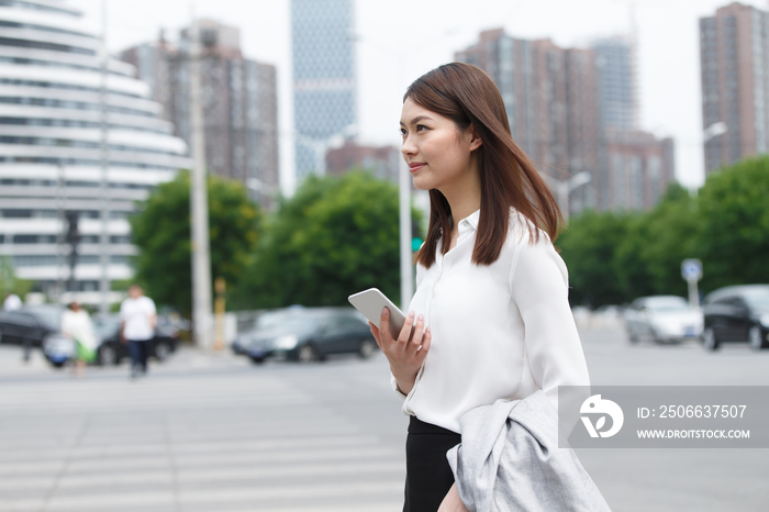 商务青年女人在户外