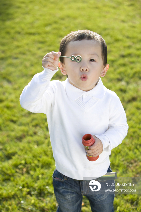 小孩吹泡泡