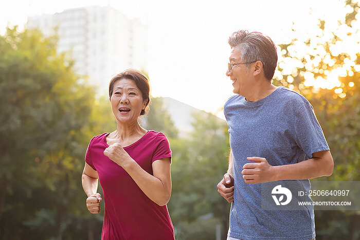 开心的老年夫妇在公园跑步健身