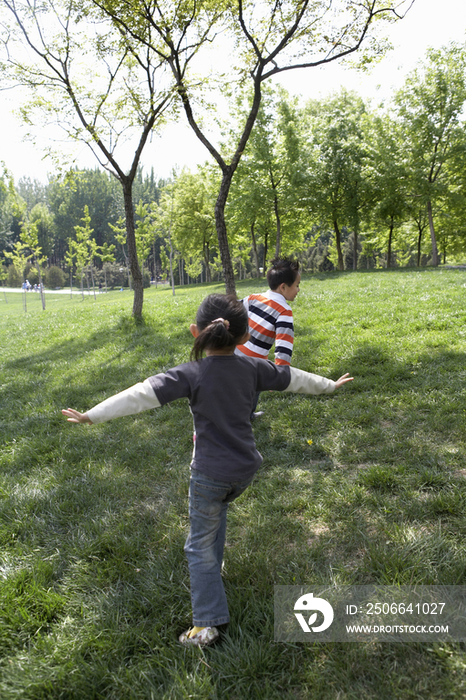 小女孩和小男孩在公园玩