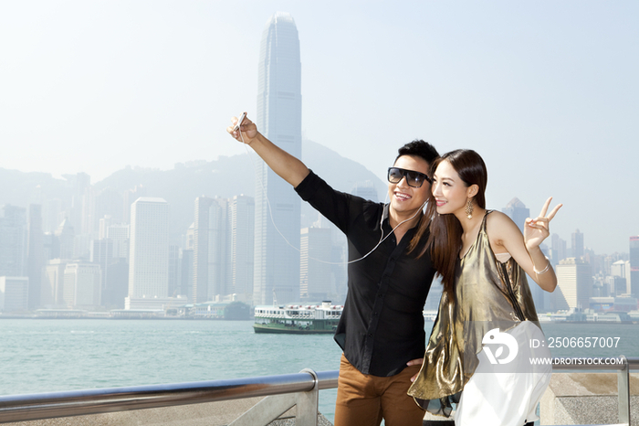 年轻情侣在香港用手机自拍