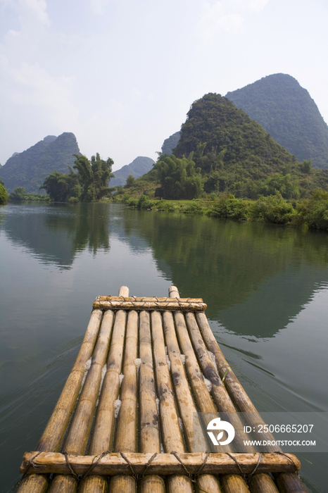 桂林漓江上的竹筏