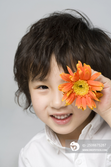 小男孩拿花