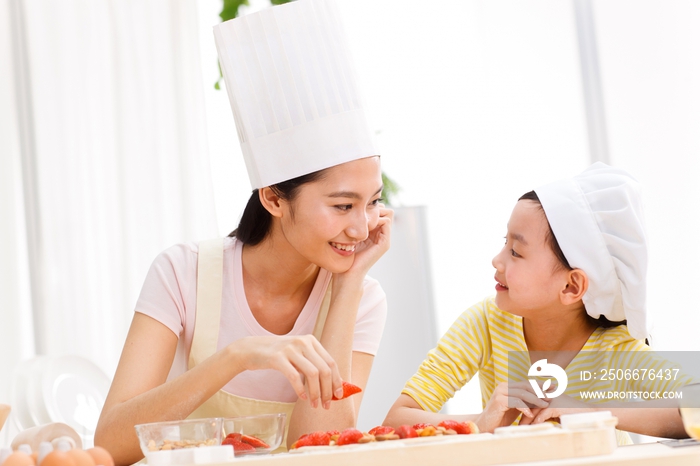 东方母女两人在准备食物