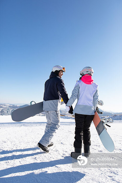 年轻情侣户外滑雪