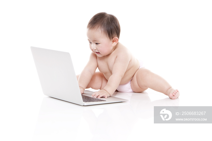 婴儿和笔记本电脑