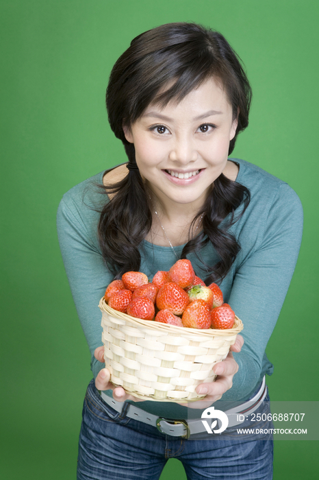 年轻女子与草莓