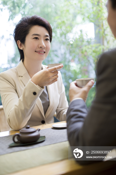 商务人士在茶馆谈生意