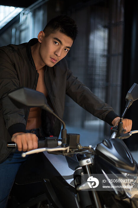 年轻都市型男骑摩托车