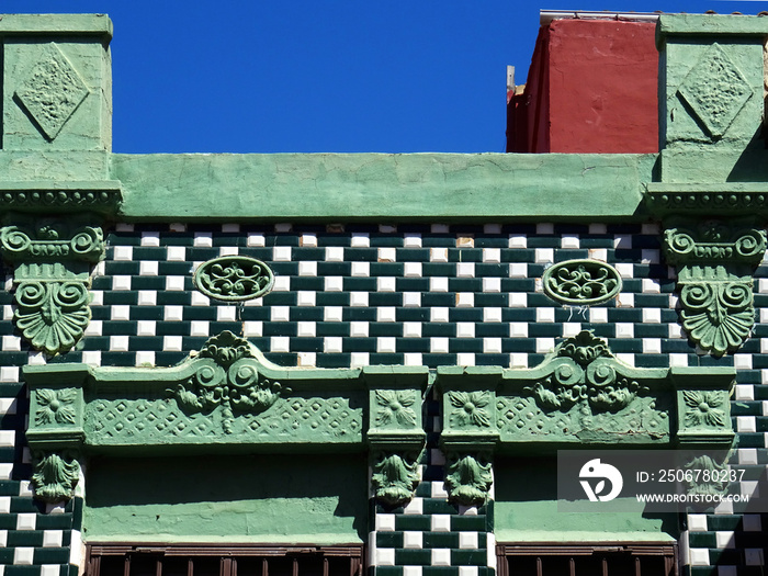西班牙巴伦西亚市，Cabanyal区的传统复兴风格房屋，瓷砖外墙