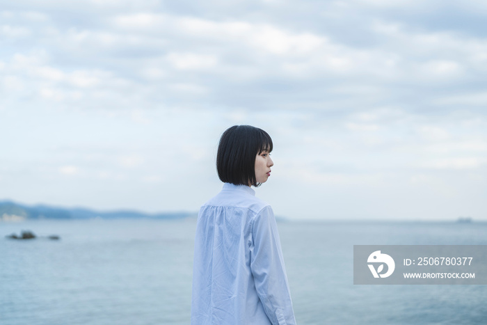 冬の海や湖を旅する女性