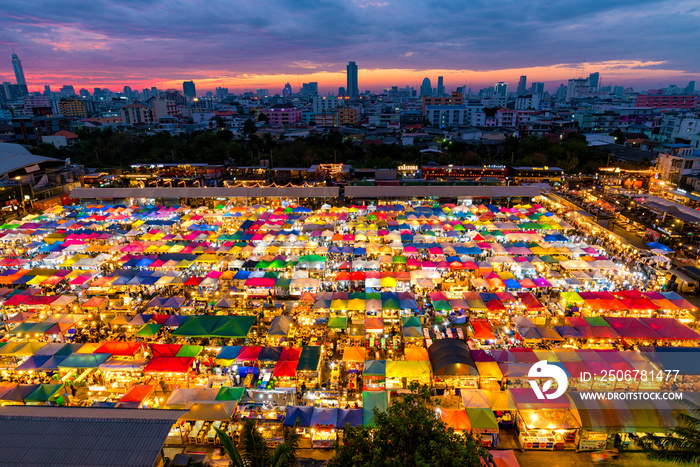 泰国曼谷的夜市、户外市场。