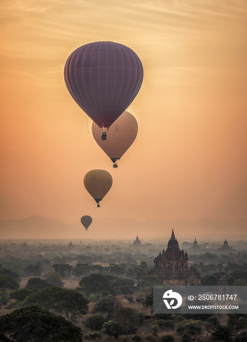缅甸雾蒙蒙的早晨，热气球飞越蒲甘平原