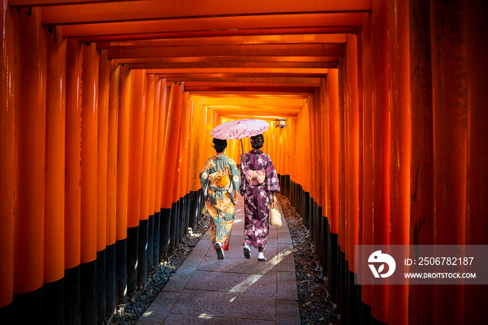 穿着传统日本和服的女性在日本京都伏见稻荷里神社行走