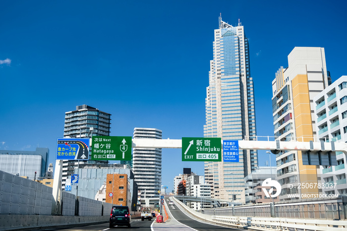 東京都 首都高速4号新宿線（渋谷区代々木付近） 新宿パークタワー等のビル群