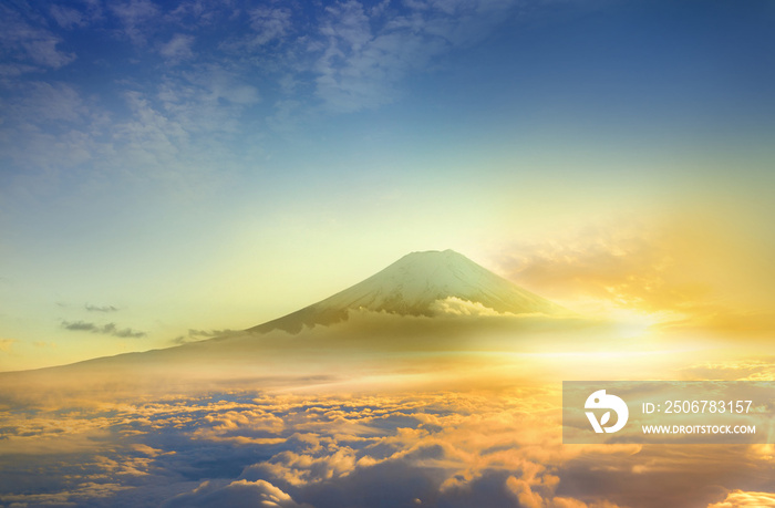 云天天景和富士山。从一架在云中飞行的飞机的窗户看，顶部