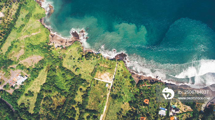 绿色热带岛屿上美妙自然景观的无人机俯视航拍照片。Se