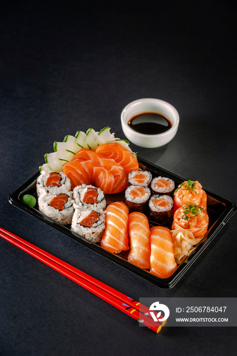 托盘中的寿司三文鱼品种。