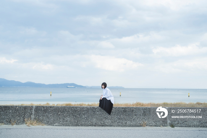 冬の海や湖を旅する女性