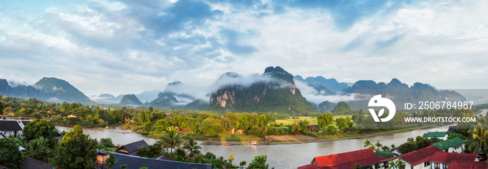 老挝万荣全景。