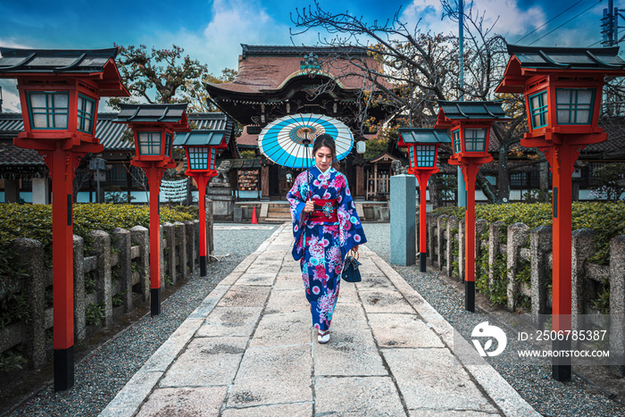 在日本京都的御所神社，一位身穿日本传统和服的亚洲女性。