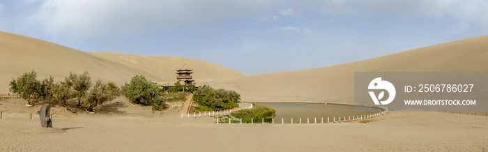 中国敦煌塔克拉玛干沙漠月牙湖、鸣沙山全景