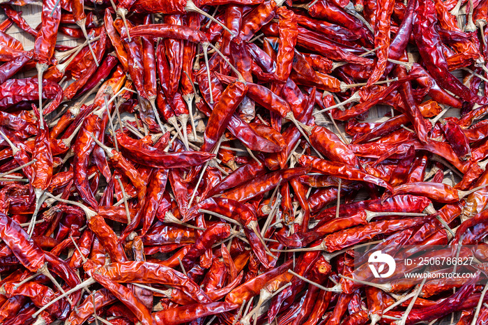 越南河内老城区街头食品市场出售的红色干辣椒