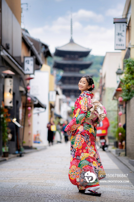 在八坂塔穿着日本传统和服的西安女人