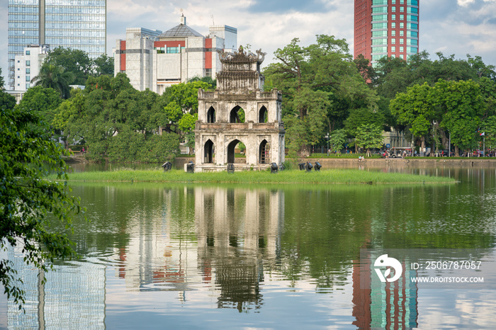 越南河内Hoan Kiem湖（剑湖，Ho Guom）的乌龟塔（Thap Rua）。