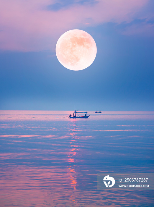 满月之夜宁静大海中的本地渔船，浪漫的氛围