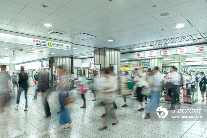 人们在日本东京新宿车站匆匆忙忙