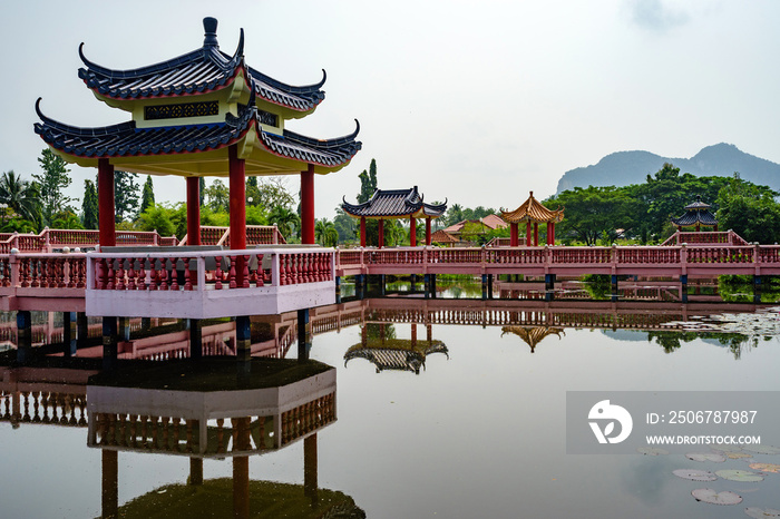 美丽的花园，有中国建筑的桥和湖中的倒影