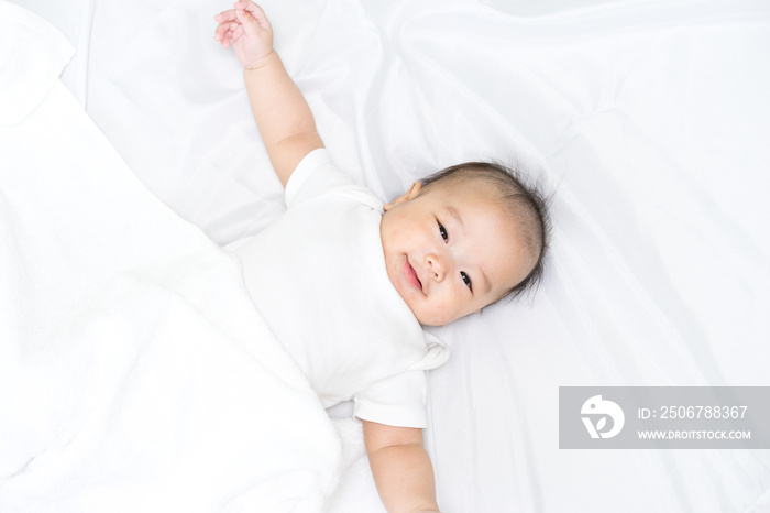 床上一个刚出生的亚洲婴儿的肖像