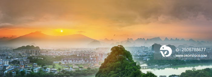 桂林、漓江和喀斯特山脉景观。位于广西阳朔县附近，C
