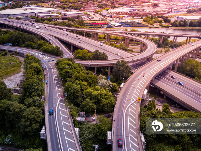 高速公路复杂路口鸟瞰图，英国交通繁忙。汽车、卡车、货车和
1773397113,街道上倒塌损坏的路标