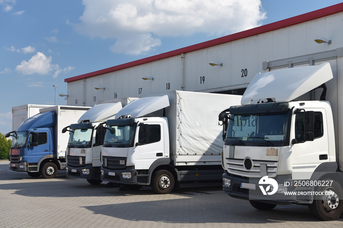 LKW´s beim beladen an einem Depot einer Spedition - Transport und Logistik im Warenhandel // Trucks 