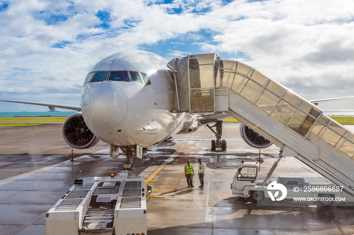 avion bi-réacteur sur le tarmac aux Seychelles