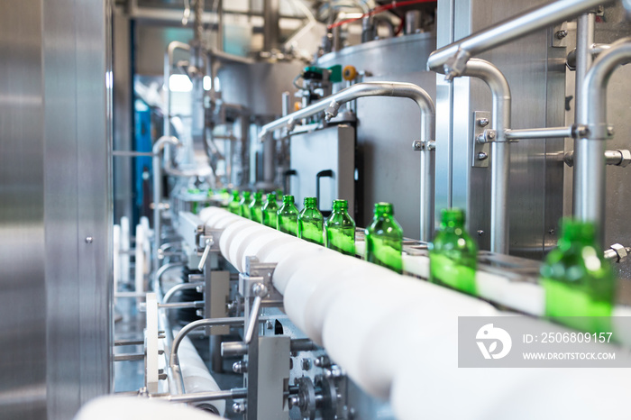 水厂-用于将纯泉水加工和装瓶成绿色玻璃的装瓶线