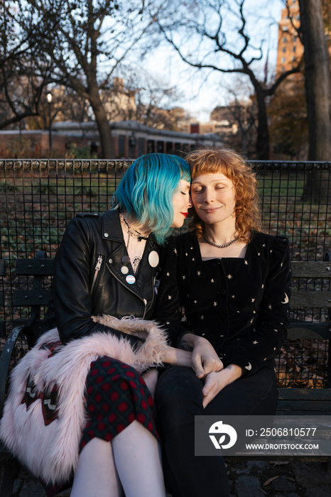 非传统女同性恋情侣在城市公园拥抱