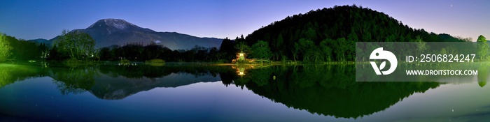 静寂に包まれた夜の伊吹山と三島池のコラボ情景＠滋賀