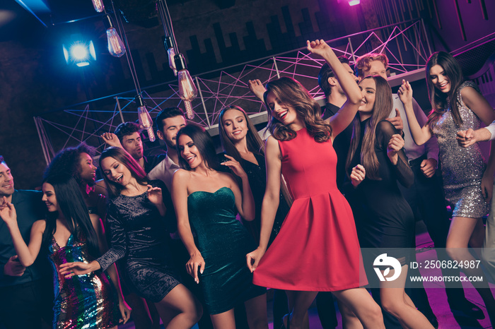 Photo portrait of group of people dancing at nightclub