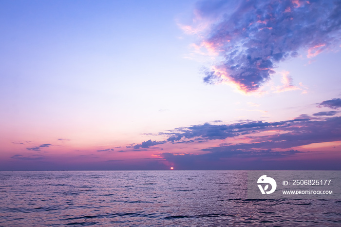 海上紫色日出。天际线，海景。夏季热带自然。美丽的风景，海洋w