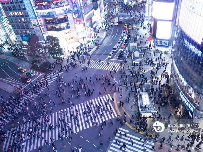 夕暮れの渋谷駅前交差点