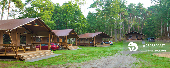 露营地的魅力。提供各种服务的豪华帐篷小屋，让您在户外度过迷人的时光